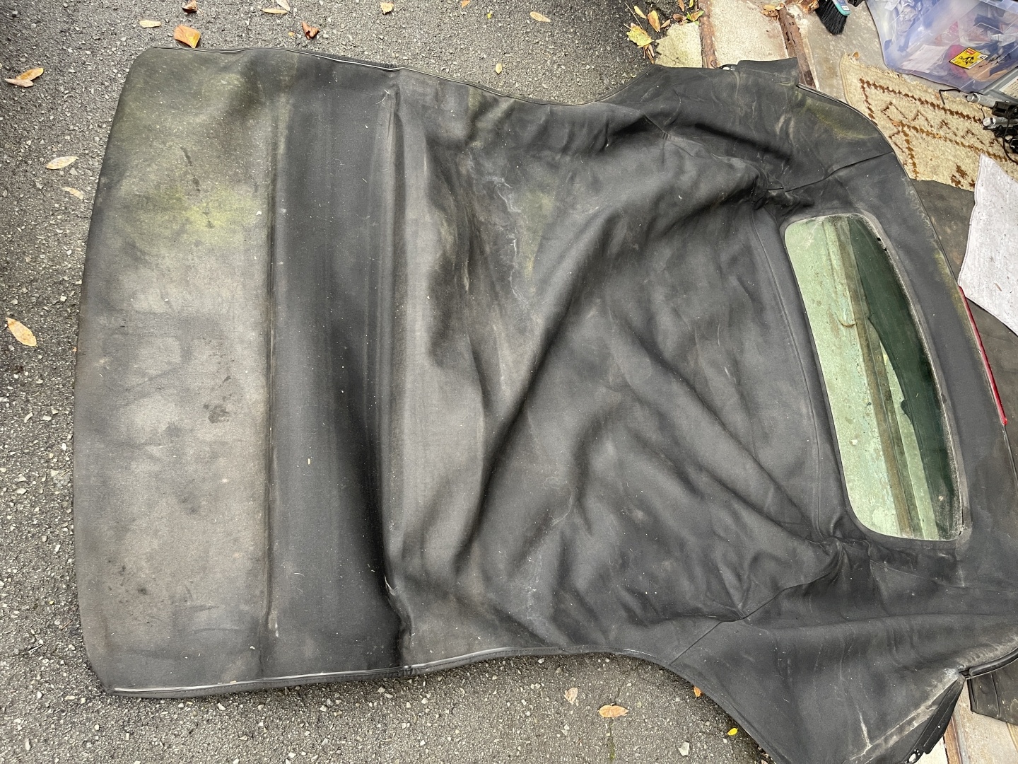 MİNİ COOPER R57 CABRİO UYUMLU ORJİNAL SİYAH RENK TENTE CAMI ÜZERİNDE ORJİNAL ÇIKMA TEMİZ